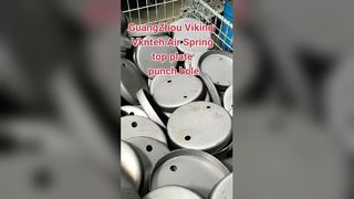 空気バネの天板に穴を開ける方法は？